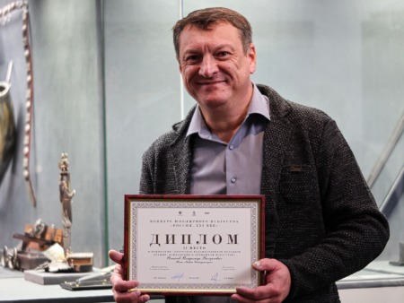 Нож преподавателя школы Владимира Плахова занял 2 место в номинации «Авторское художественное холодное оружие: композиция в оружейном искусстве» конкурса Гохрана России «Россия. XXI век»